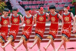 Cầu thủ trường Ngô Sỹ Liên mặc váy múa 'Chiều lên bản Thượng'