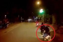 Tài xế bẻ lái tránh học sinh đi xe đạp điện ngã trước đầu ôtô