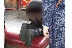 Quỳ rạp bái Phật, cô gái trẻ bị 'ném đá' dữ dội vì thứ tai hại này