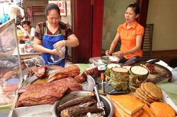 Giá thịt lợn tăng liên tục, người nội trợ 'méo mặt'