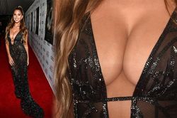 Kara Del Toro để ngực trần, mặc xuyên thấu 'bỏng mắt'