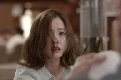 Nửa đêm mẹ chồng nằm ngất trước cửa, tôi sững sờ bị chồng tát
