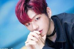 Dù xuất hiện đầy bất ngờ, Kang Daniel vẫn nhận được không ngớt lời khen bởi khí chất hoàn hảo của mình