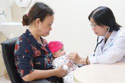 Dấu hiệu nhận biết sốt siêu vi và sốt xuất huyết ở trẻ em