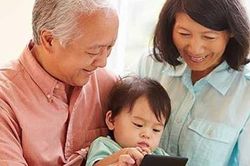 Bố mẹ chồng phân chia thời gian trông cháu với bố mẹ đẻ