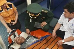 Đưa ngư dân bị thương khi đang hành nghề trên biển vào bờ