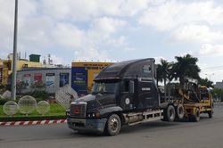 Đà Nẵng: Hoảng hồn khi đầu kéo container lật khi ôm vòng xuyến