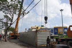 Xe đầu kéo lật ngang giữa vòng xuyến
