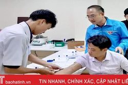 4 đoàn viên thanh niên Hà Tĩnh tham gia hiến máu cứu cụ ông