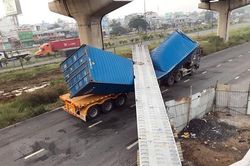 Xe container kéo sập dầm cầu bộ hành: Sẽ xử lý nghiêm các sai phạm