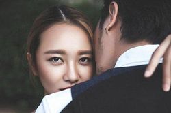 Tôi nghi ngờ chồng kém tuổi ngoại tình