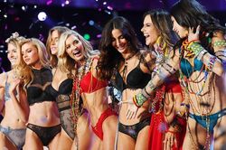 Victoria's Secret chính thức hủy show nội y, ngậm ngùi ngắm lại loạt fantasy bra đáng ao ước 1 thời