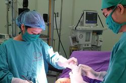 Cha mẹ bất cẩn, bé 9 tháng tuổi bị bỏng nặng vì phích nước đổ