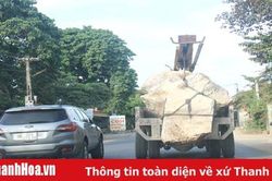 Xe 'hung thần' chở đá tảng trên quốc lộ