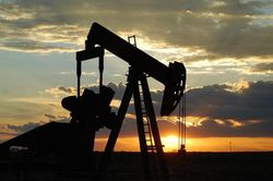 Giá dầu lên đỉnh 2 tháng nhờ khả năng OPEC gia hạn cắt giảm sản lượng