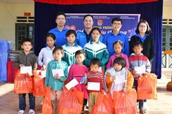 Tặng quà học sinh xã Tòng Sành