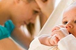 Tôi phát điên vì cách mẹ chồng chăm lúc mới sinh con