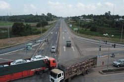 Nút giao vào cao tốc 34.500 tỷ xuất hiện 'sống lưng trâu' do làm tạm