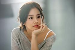 Kim Tae Hee đóng phim sau hơn một tháng sinh con