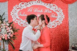 Phát hoảng với chú rể hôn như 'nuốt chửng' cô dâu trong đám cưới
