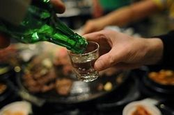 Mâu thuẫn trên mâm rượu, anh trai dùng dao truy sát em