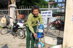 Thượng tá về hưu 5 năm cấp nước uống miễn phí, bố trí cân chuẩn ở chợ quê