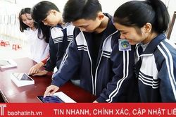 Học sinh Hương Sơn hào hứng với triển lãm 'Hoàng Sa, Trường Sa của Việt Nam - những bằng chứng lịch sử và pháp lý'