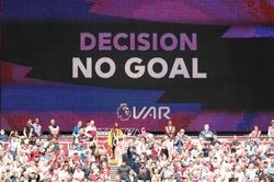 VAR Ngoại hạng Anh mắc 4 sai lầm: MU hưởng lợi, Chelsea, Arsenal thiệt thòi