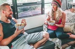 Cặp đôi bán gia tài, đi du lịch khắp nơi trên xe buýt