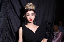 BB Trần, Hải Triều đội vương miện, trang điểm đậm ở hậu trường
