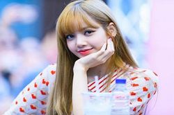 BLINK khẳng định không ai chiều fan như Lisa Blackpink