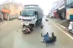 Sương mù dày đặc, xe tải vượt ẩu đâm thẳng vào người đi xe máy