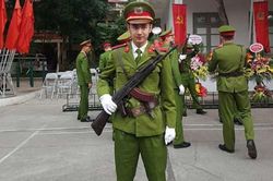 Hot boy trường cảnh sát nổi tiếng trên mạng nhờ hát hay, đàn giỏi