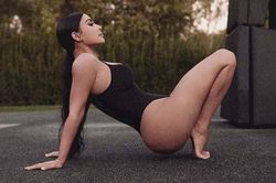 Kim Kardashian diện bodysuit 'trồng cây chuối' khoe 'siêu vòng ba' trứ danh