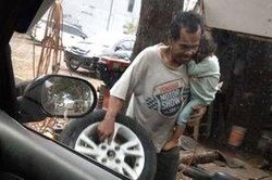 Ông bố đơn thân cõng theo con gái đi làm khiến cộng đồng xúc động