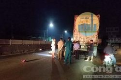 Thanh niên chạy xe máy có cây kiếm, tông đuôi container tử vong