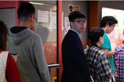 Dân Hong Kong xếp hàng bỏ phiếu sớm do lo sợ đụng độ