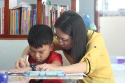 Cô gái khuyết tật và 12 năm dạy chữ miễn phí cho học trò