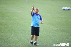 HLV Park Hang Seo nhặt sỏi sân tập, U22 Việt Nam thả lỏng chờ đấu Brunei