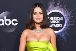 Selena Gomez khoe ngực trên thảm đỏ American Music Awards 2019