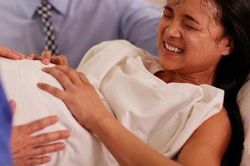 Sản phụ nguy kịch vì muốn sinh thuận tự nhiên, không cho bác sĩ hỗ trợ