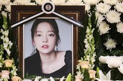 Lễ viếng ngập hoa trắng của Goo Hara