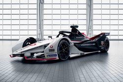 Porsche ra mắt xe đua chạy điện, thiết kế như phi thuyền vũ trụ