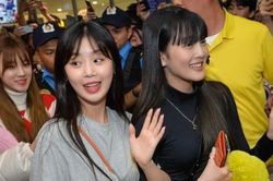 Dàn mỹ nữ Kpop hứng khởi khi đến sân bay Nội Bài