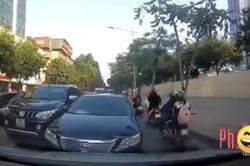 Lấn làn ngang ngược, tài xế ô tô còn 'già mồm' cãi cố