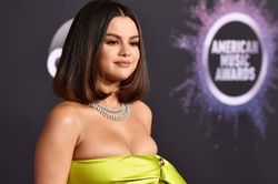 Selena Gomez diện váy tôn vòng 1 tại lễ trao giải American Music Awards 2019