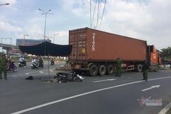 Chồng ngây dại bên xác con thơ, vợ bị xe container cán nát chân