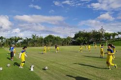 Khó tin: Tuyển nữ Việt Nam có tiền không mua được đồ ăn