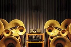 Ấn tượng với cặp loa kèn dát vàng của Khang Audio trong AV Show Hà Nội 2019