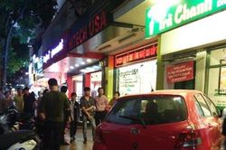 Nữ tài xế lao ô tô vào quán trà chanh ở trung tâm Hà Nội, khách hàng bỏ chạy toán loạn